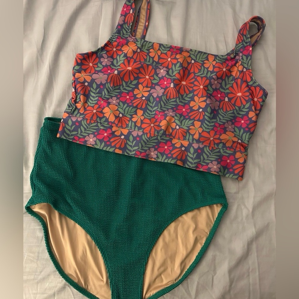 Livy and Kate 2 piece suit in great condition. Top 2XL and bottom XL.